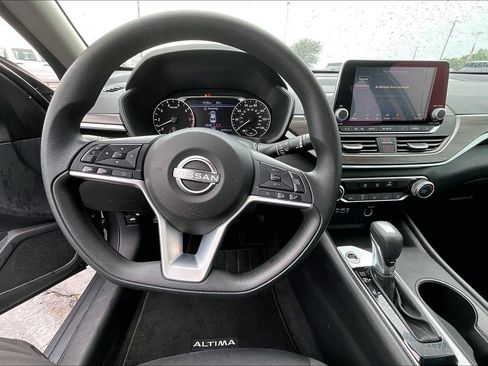 Used 2025 Nissan Altima 2.5 SV FWD image 5