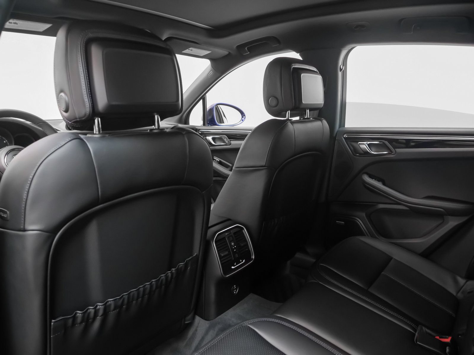 Certified 2025 Porsche Macan AWD/4WD image 40