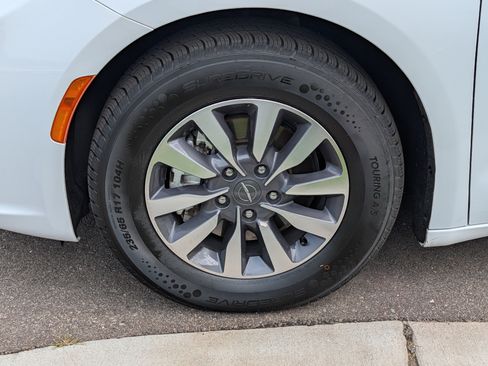 Used 2024 Chrysler Pacifica Limited FWD image 15