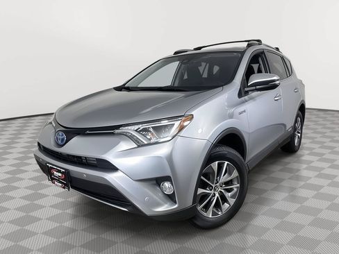 Used 2017 Toyota RAV4 XLE AWD/4WD image 1