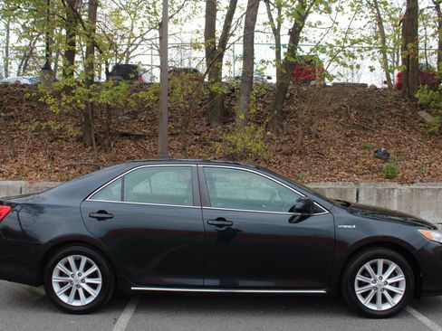 Used 2012 Toyota Camry XLE w/ Leather Pkg FWD image 5