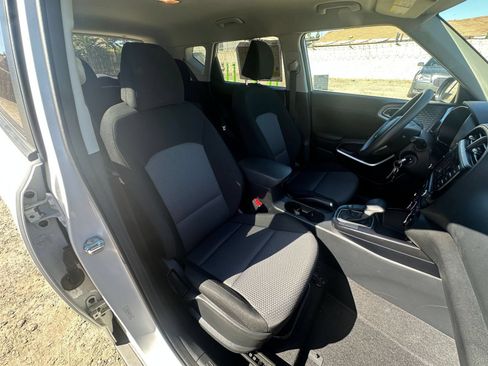 Used 2025 Kia Soul LX w/ LX Technology Package FWD image 34