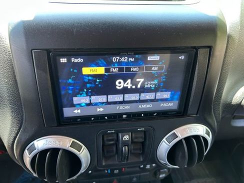 Used 2015 Jeep Wrangler Unlimited Sahara w/ Connectivity Group AWD/4WD image 12