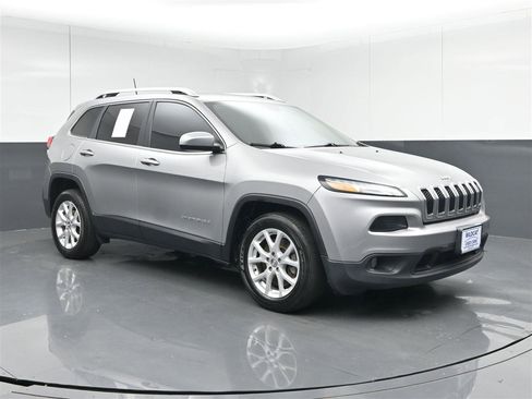 Used 2017 Jeep Cherokee Latitude w/ Cold Weather Group FWD image 3