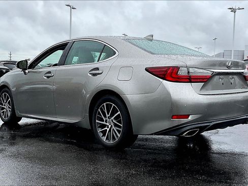 Used 2016 Lexus ES 350 w/ Luxury Package w/Wood Trim FWD image 4