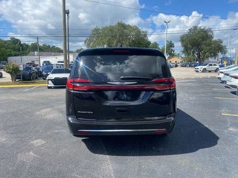 Used 2024 Chrysler Pacifica Touring-L FWD image 4