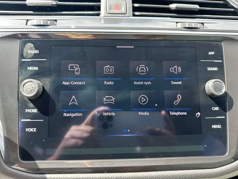 Used 2021 Volkswagen Tiguan SE w/ Panoramic Sunroof Package FWD image 23