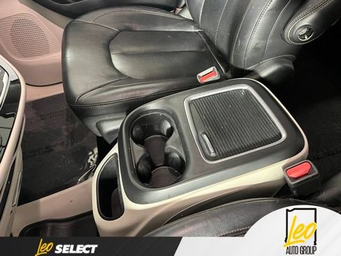 Used 2018 Chrysler Pacifica Touring-L Plus w/ Tire & Wheel Group FWD image 22