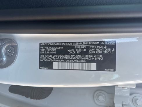 Certified 2025 Volvo XC40 B5 Plus w/ Protection Package Premier image 34