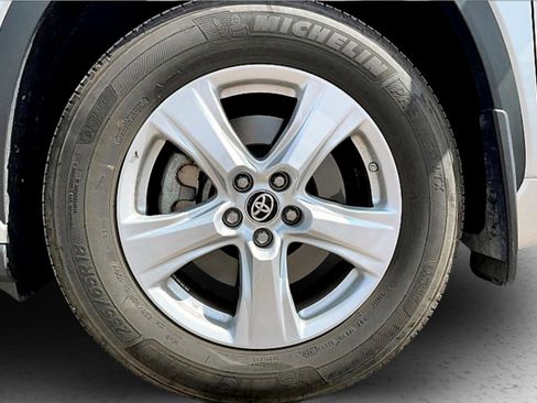 Used 2024 Toyota Highlander LE image 9