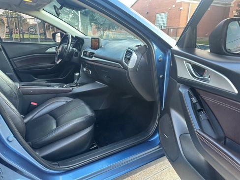 Used 2017 MAZDA MAZDA3 Touring w/ Popular Equipment Package FWD image 24