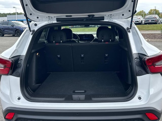 Used 2025 Chevrolet Trax RS w/ Sunroof Package FWD image 13