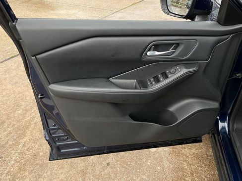 Used 2025 Nissan Rogue SV image 12