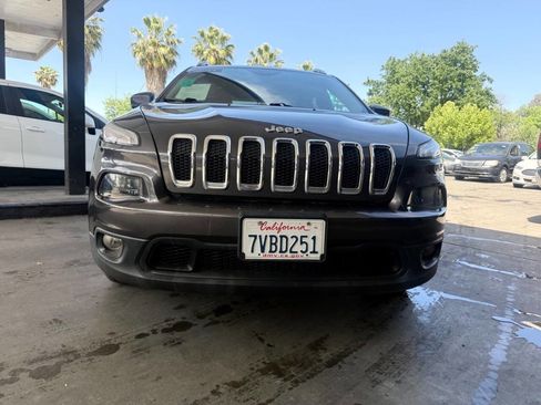 Used 2016 Jeep Cherokee Latitude w/ Safety/Convenience Group FWD image 4