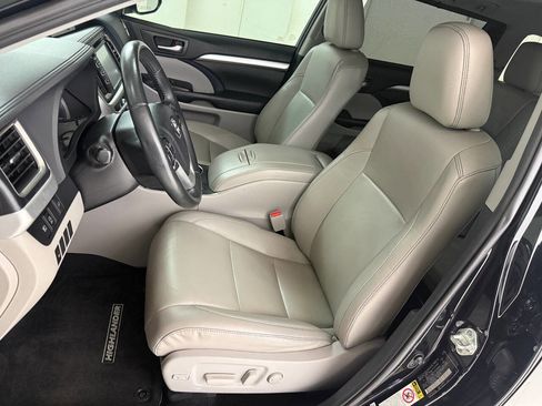 Used 2019 Toyota Highlander XLE AWD/4WD image 48