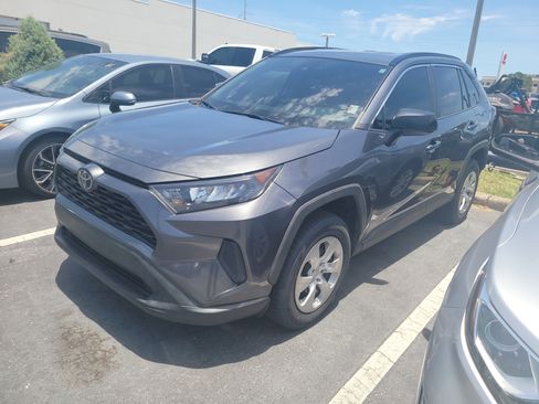 Used 2021 Toyota RAV4 LE FWD image 3