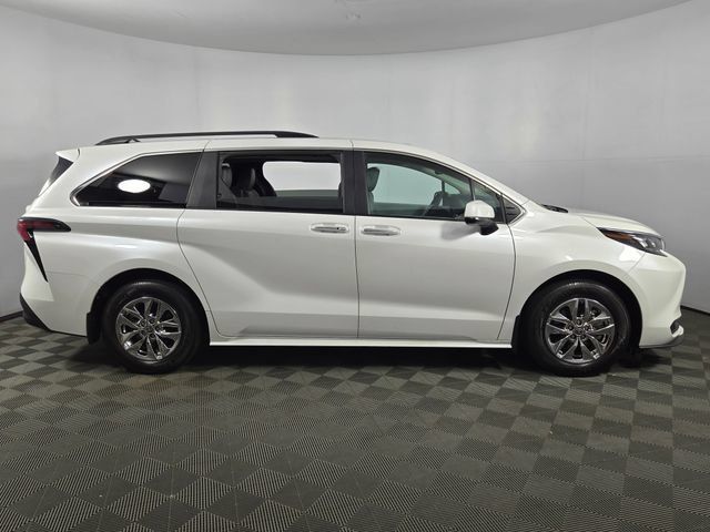 Used 2025 Toyota Sienna XLE FWD image 10