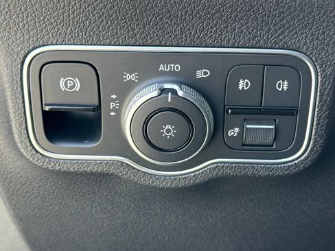 Used 2025 Mercedes-Benz GLB 250 image 17