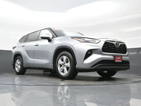 Used 2024 Toyota Highlander LE AWD/4WD image 26