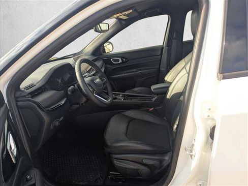 Used 2025 Jeep Compass Trailhawk AWD/4WD image 15