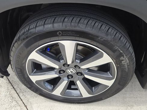 Certified 2025 Honda Pilot Touring image 10