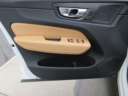 Used 2023 Volvo XC60 T8 Ultimate image 30