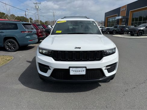 Used 2023 Jeep Grand Cherokee Altitude image 2