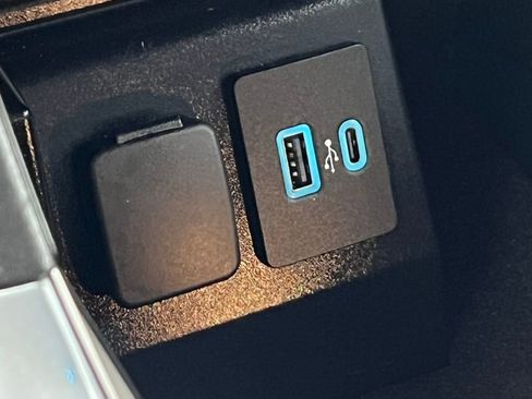 Certified 2022 Ford Explorer XLT w/ Equipment Group 202A image 27