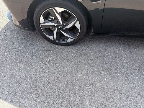 Used 2023 Hyundai Elantra Limited FWD image 15