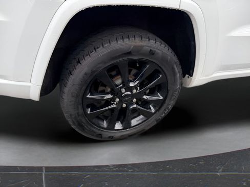 Used 2018 Jeep Grand Cherokee Altitude AWD/4WD image 12