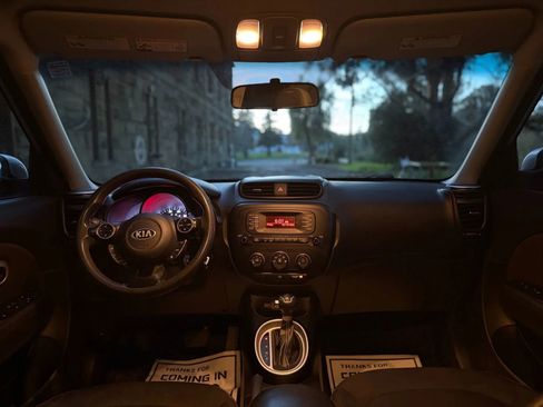 Used 2015 Kia Soul + image 10