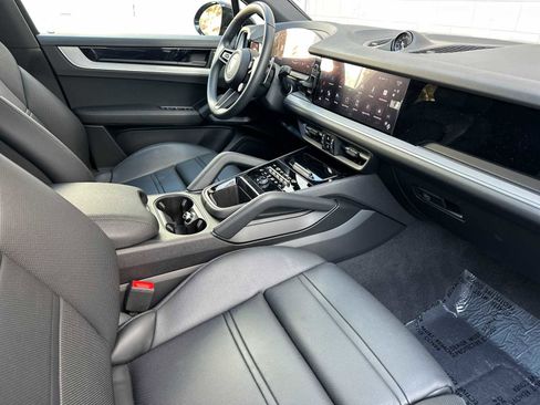 Certified 2025 Porsche Cayenne Coupe image 17