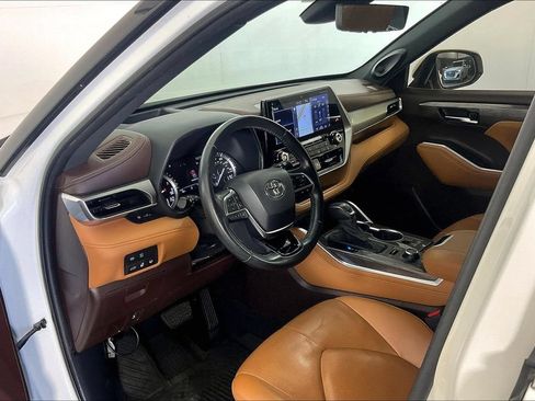 Used 2020 Toyota Highlander Platinum AWD/4WD image 16