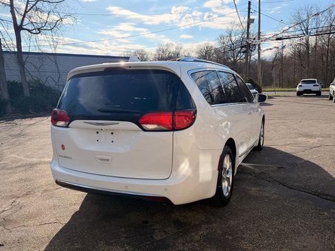Used 2018 Chrysler Pacifica Touring-L w/ Tire & Wheel Group image 7
