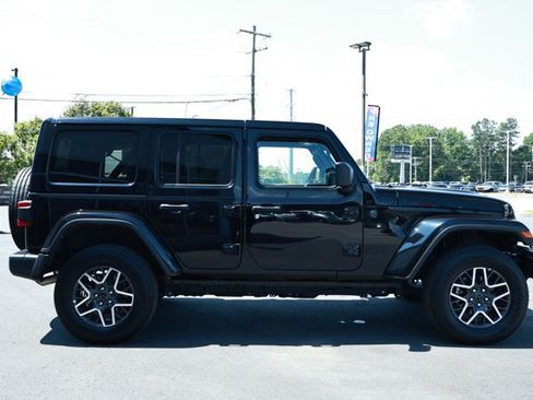 Used 2025 Jeep Wrangler Unlimited Sahara AWD/4WD image 4
