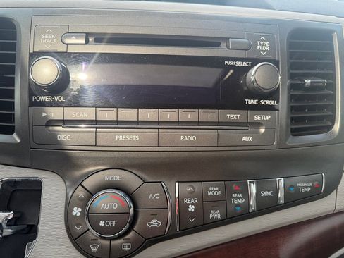 Used 2013 Toyota Sienna XLE FWD image 36