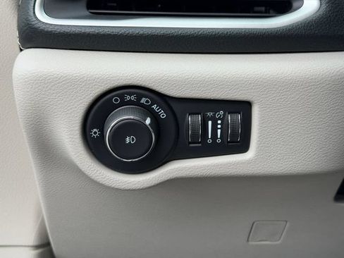 Used 2021 Chrysler Pacifica Touring-L w/ Uconnect Theater Family Group AWD/4WD image 22