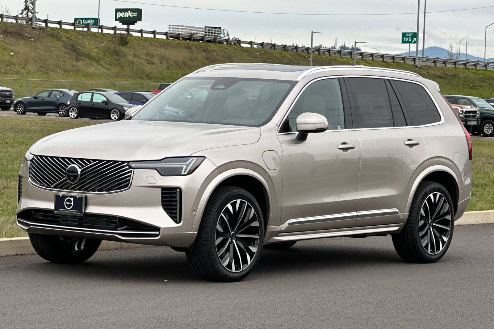 New 2026 Volvo XC90 T8 Plus w/ Protection Package Premier AWD/4WD image 7