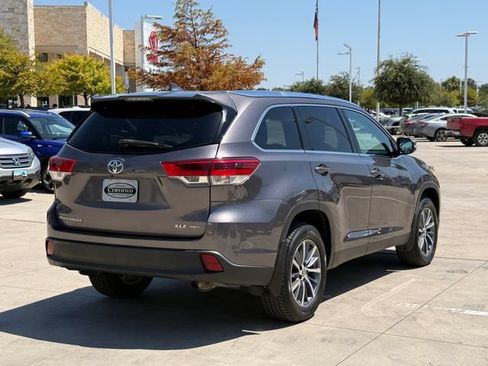 Used 2019 Toyota Highlander XLE AWD/4WD image 4