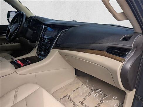 Used 2020 Cadillac Escalade ESV Luxury RWD image 21