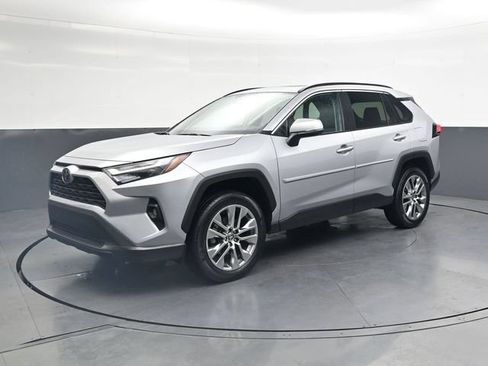 Used 2022 Toyota RAV4 XLE Premium FWD image 9