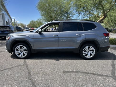Used 2023 Volkswagen Atlas SE w/ Panoramic Sunroof Package FWD image 2