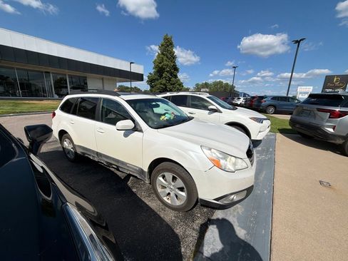 Used 2011 Subaru Outback 2.5i Limited w/ PWR Moonroof Pkg AWD/4WD image 3