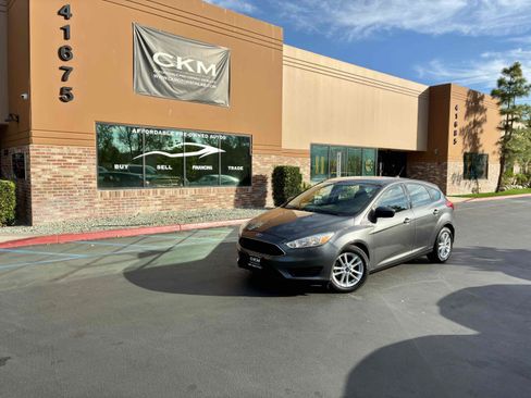 Used 2018 Ford Focus SE FWD image 2