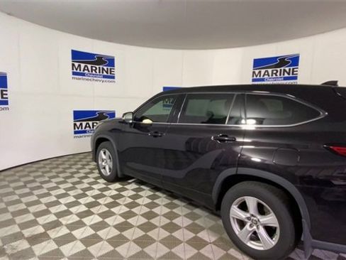 Used 2021 Toyota Highlander L image 8