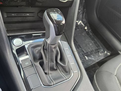 Certified 2024 Volkswagen Taos SE FWD image 19