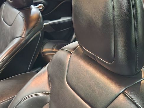 Used 2019 Jeep Cherokee Latitude Plus w/ Comfort/Convenience Group image 32