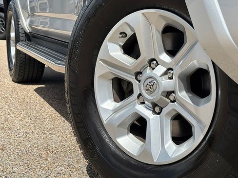 Used 2016 Toyota 4Runner SR5 Premium RWD image 2