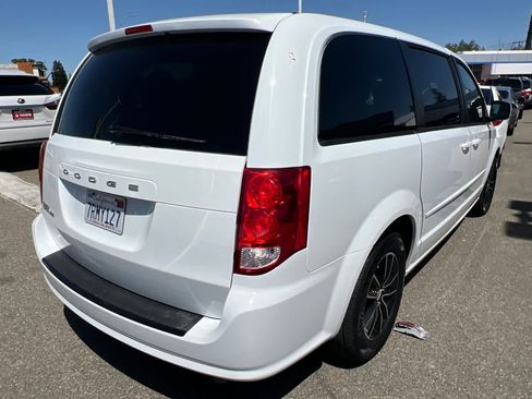 Used 2016 Dodge Grand Caravan SE image 4