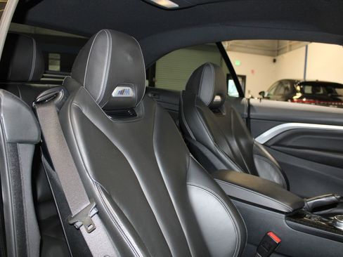 Used 2017 BMW M4 Convertible image 22